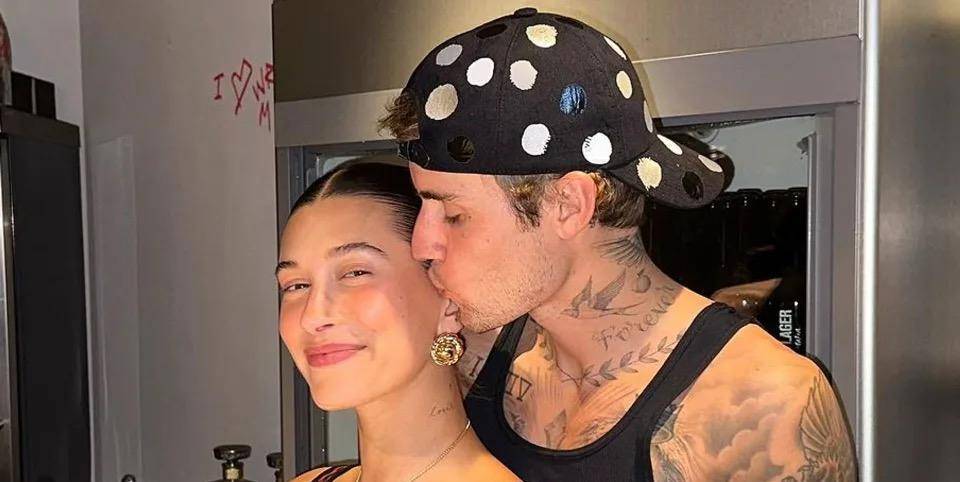 贾斯汀比伯和老婆庆祝庆祝结婚五周年,他们的时尚造型引人注目_海莉