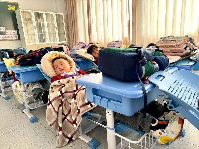 羡慕！金康园小学龙溪校区为学生配午休椅