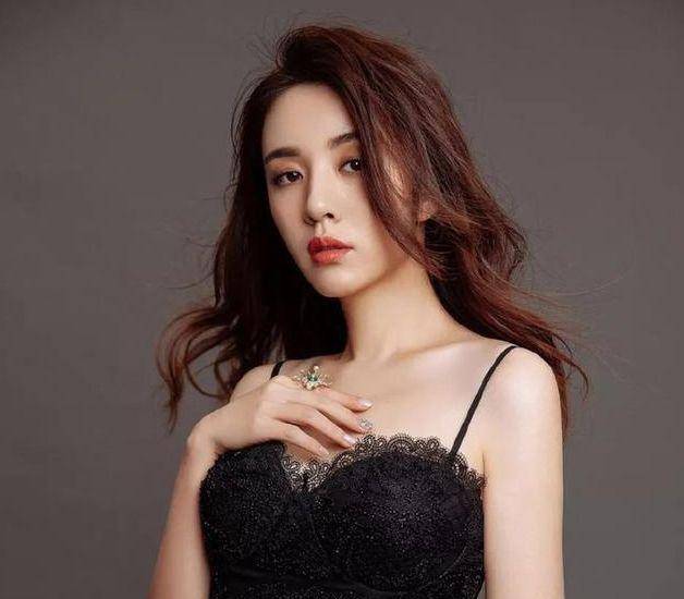 王晓晨小时候就表现出了非常好的表演天赋,尤其是舞蹈方面.