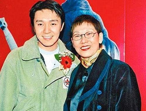 周星驰是母亲凌宝儿一手带大的.