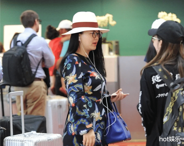 退休李湘现身寺庙,身材臃肿又发福,年轻男子相伴,疑似恋情曝光_王岳伦