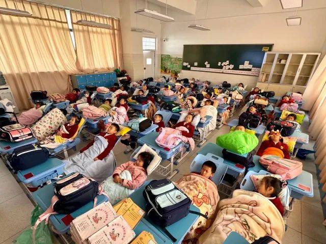 羡慕！金康园小学龙溪校区为学生配午休椅