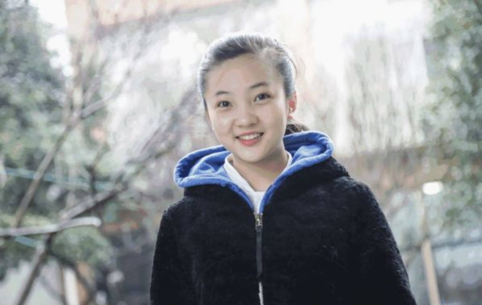 林妙可现身发布会,脸部发福身材圆润,才21岁穿的这么土气干嘛呢_照片