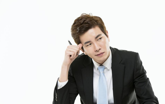 您作为一名女性绝不觉得尴尬,反正我是很尴尬了,您代表的是公司的形象