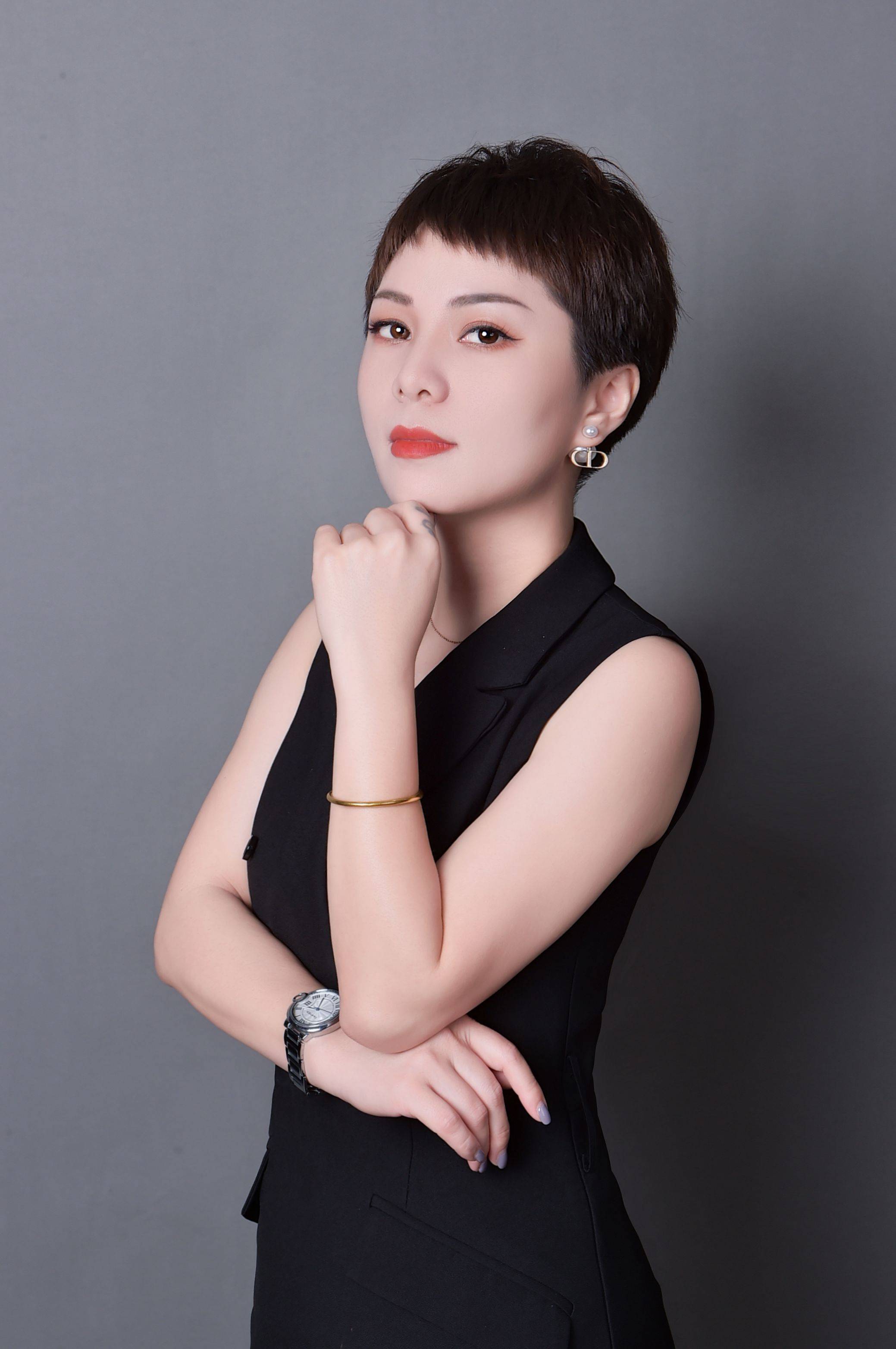 她以出色的纹绣技艺和坚定的职业追求,在美业领域书