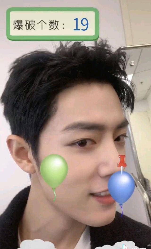 肖战成功追星刘德华,男人的"爱意"很特别!_偶像_网友_贾玲