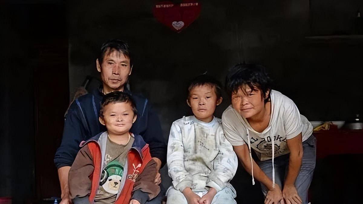 曾火爆全网的"小马云",流量散去后回农村,现状太凄凉_范小勤_爸爸