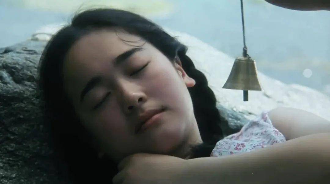 左小青在电影中演的是一个美丽的农村女孩豆豆,她活泼,可爱,心里有
