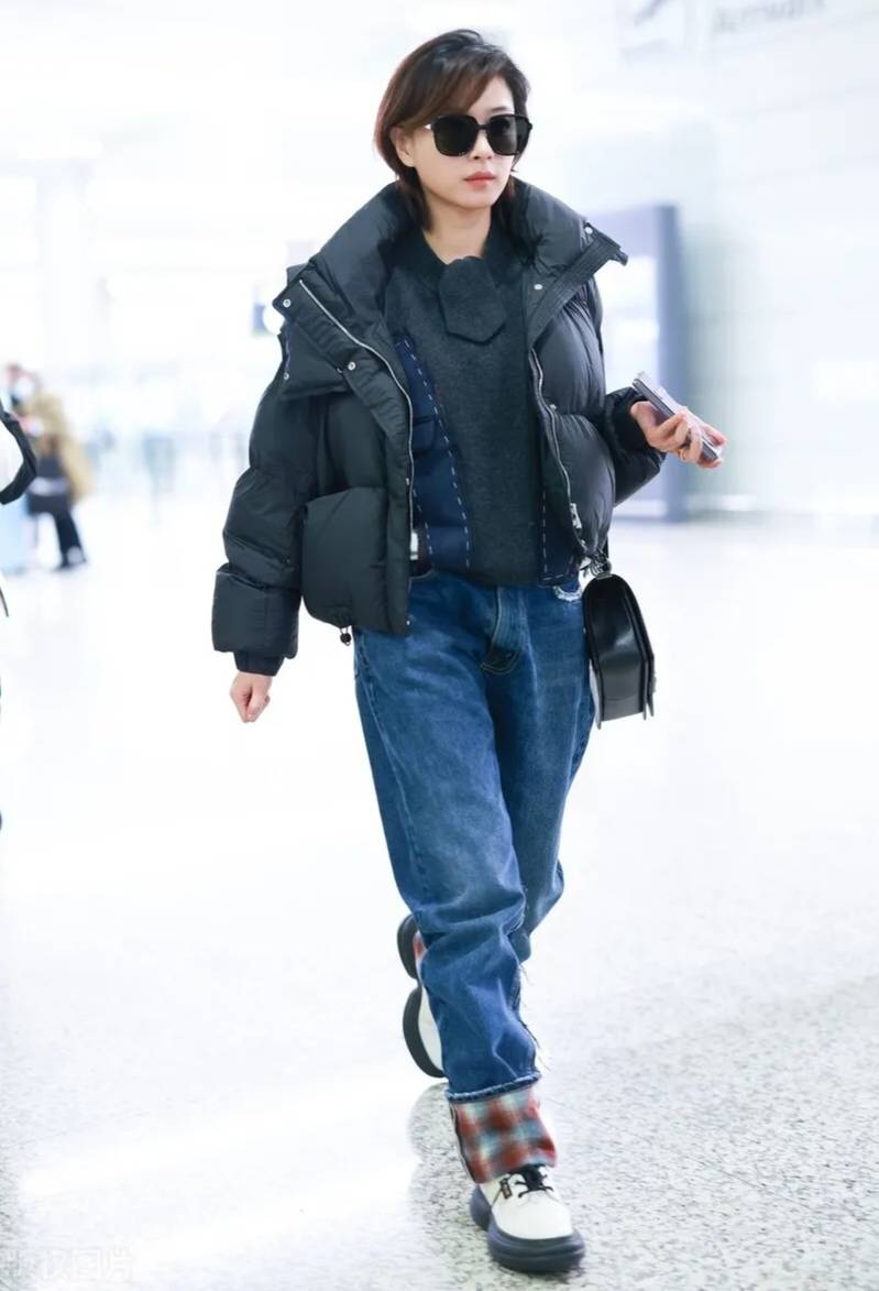 黑色短款羽绒服 蓝色牛仔裤,万茜轻松穿出自我风格_女性_休闲_小个子