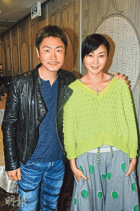 万绮雯选择了与《我和僵尸有个约会》的编剧陈十三携手漫游余生