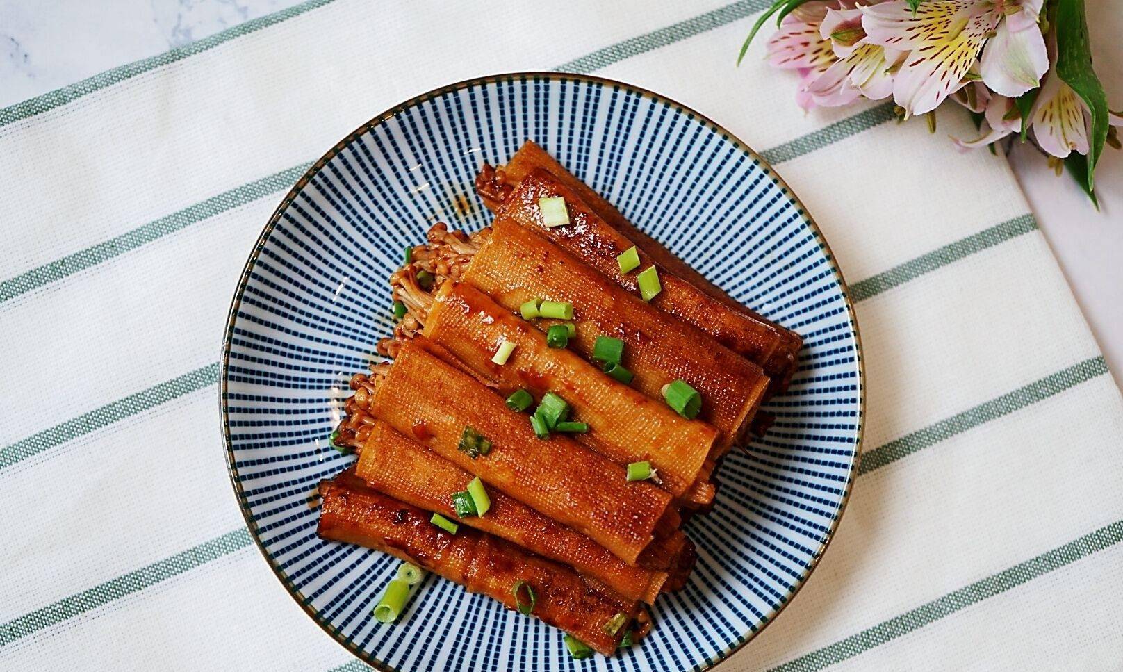 金針菇豆腐卷,味道不比肥牛金針菇差,簡單方便,還有淡淡燒烤味_豆腐乾