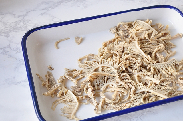 4牛百叶切成细条,要注意下刀的方向,横着切,让一条上每段都有百叶的