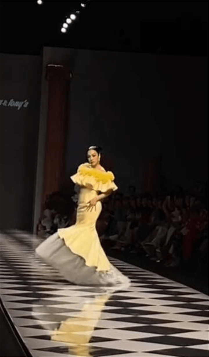 50岁钟丽缇压轴走秀!