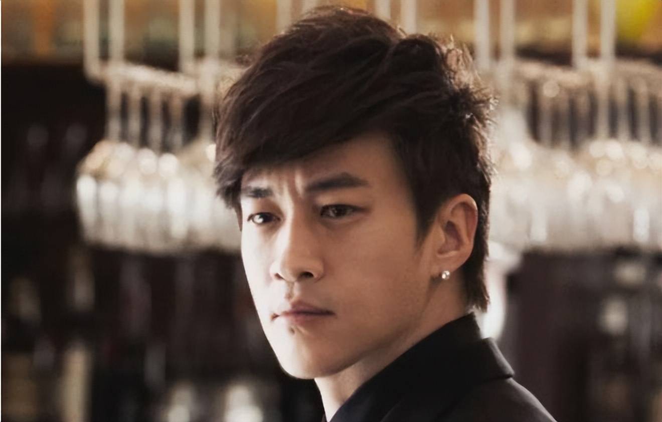 何润东拍戏时出车祸,800万玛莎拉蒂被撞烂尾,幸好人员没事_跑车_车辆