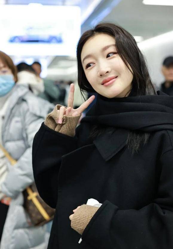 周冬雨澳门机场出行,31岁依旧灵动纯甜,"电影脸"美得很耐看_时尚_面料