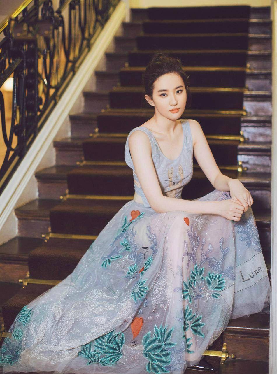 刘亦菲的黑色抹胸薄纱裙太吸引人了,大多数人都受不了,身材好_线条