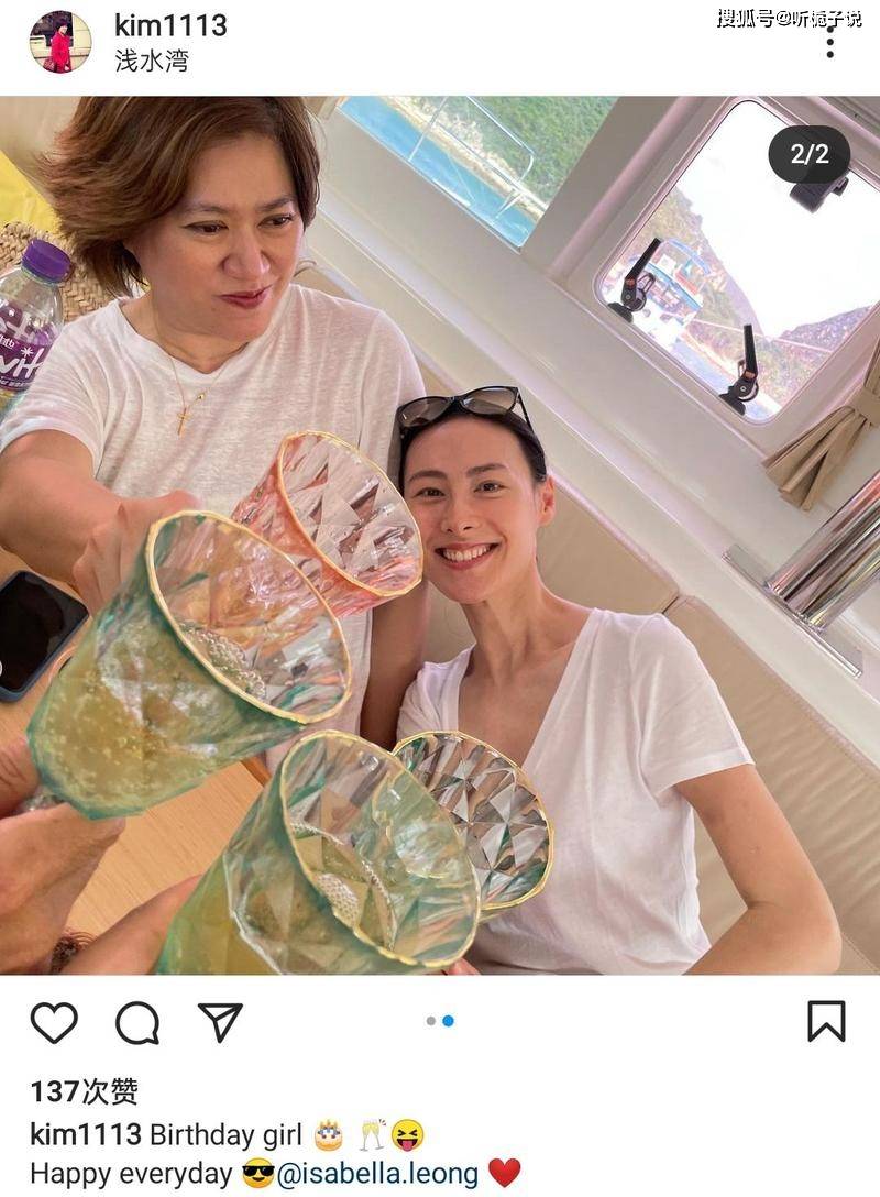 14岁的李长治被母亲挽着,虽然被梁洛施打了码,但能看出他的个子高挑