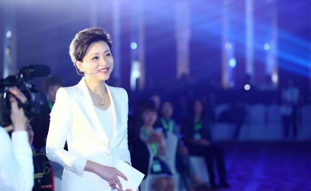 杨澜工作照片曝光,身材纤细皮肤白皙,给员工捏肩按摩接地气_父母_女性