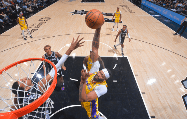 湖人险拔马刺拒连败,浓眉化身崴脚战神,文班可期_亚马_1_nba