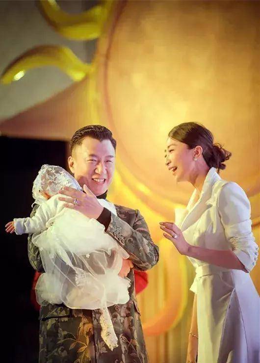 女儿在《扫荡》中扮演反派,原因可能是:最大的反派是王志飞扮演的高明