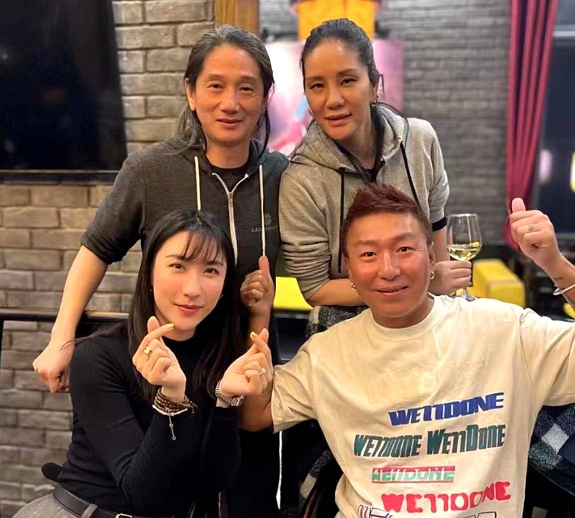 47岁陈羽凡疑再结婚,带女友何时珍参加聚会,女方晒无名指大钻戒_网友