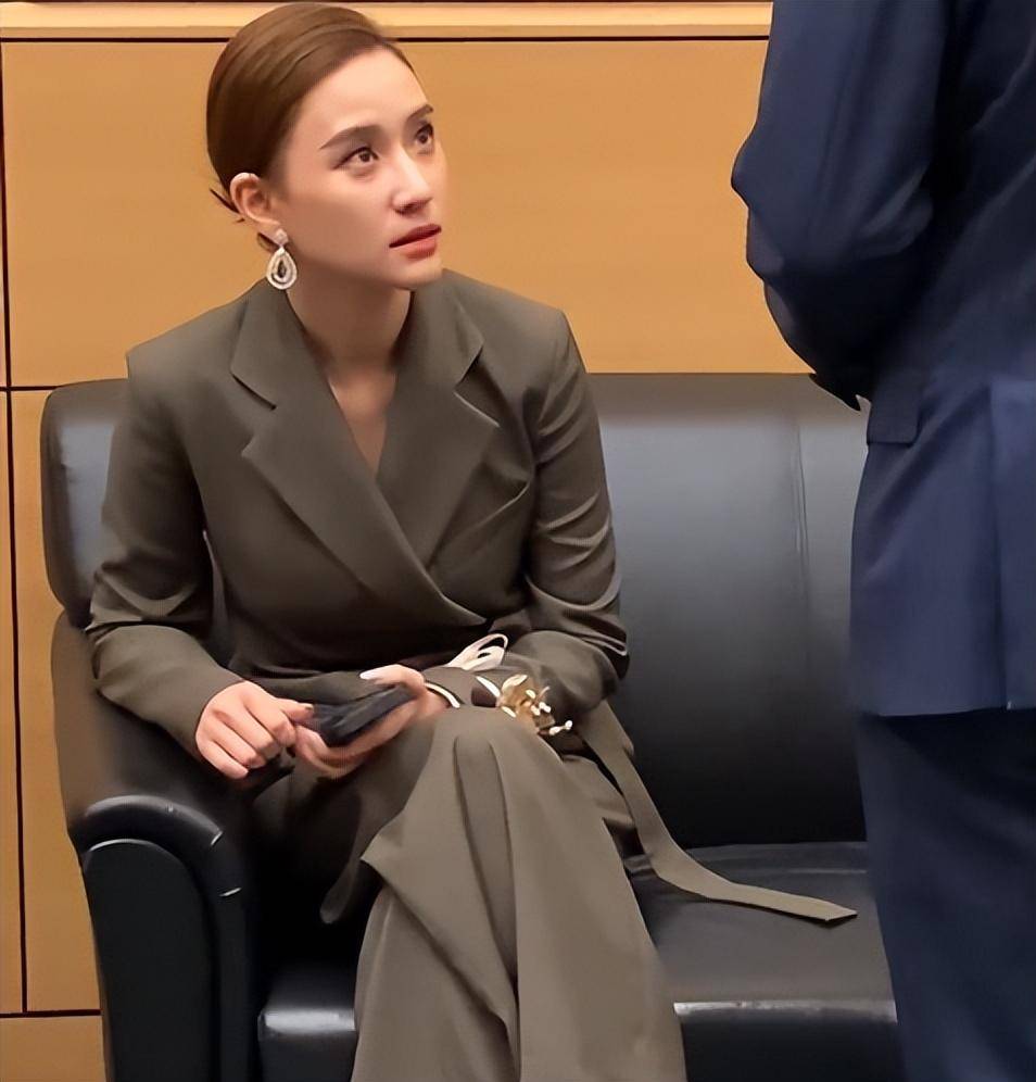 何超莲现身领奖再被疑怀孕,小腹明显凸起,候场瘫软在沙发显疲惫_窦骁