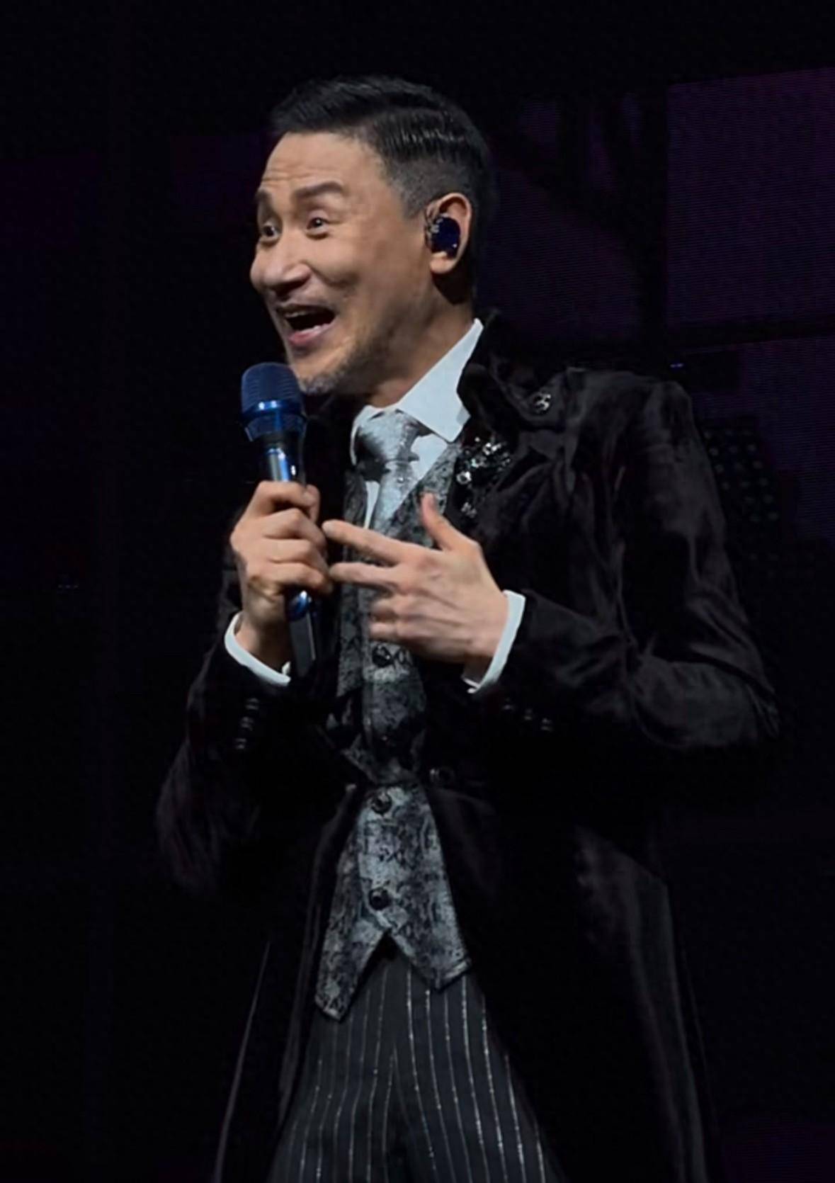 张学友演唱会,陈婉珍沉浸其中,何猷启在现场睡着_演出_香港红馆_首场