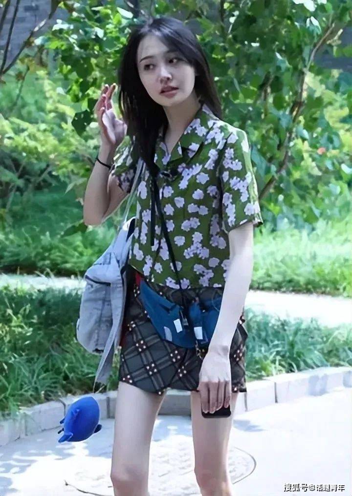 郑爽被封杀3年后,逃美国躲债近亿,头发稀疏,身材瘦小干瘪像老太太?