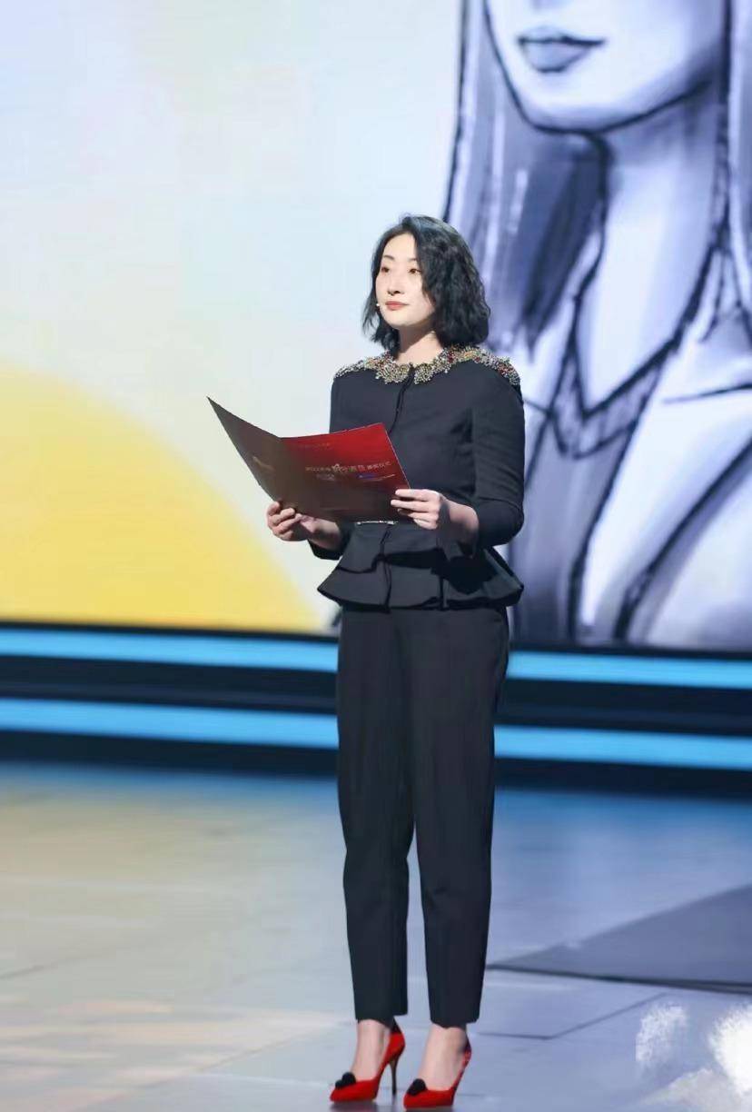 哇哈哈"公主"宗馥莉出席活动,一身香风造型,成了全场最大亮点_女性