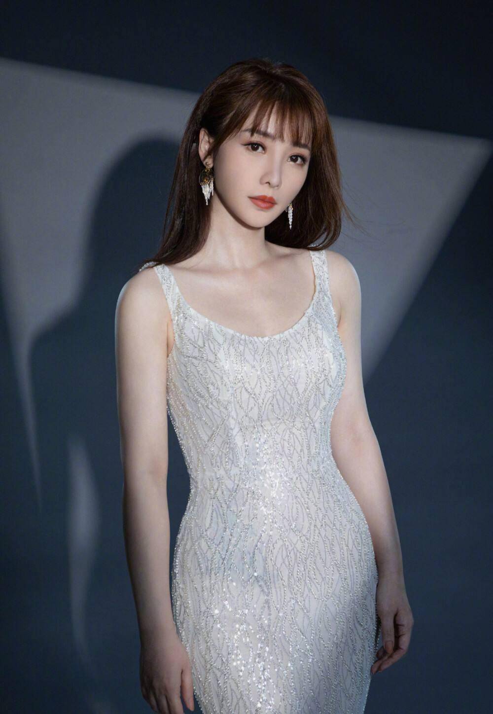 43岁柳岩穿着短裙光着腿在零下5度的雪地里跳舞,结果冻成重感冒_网友