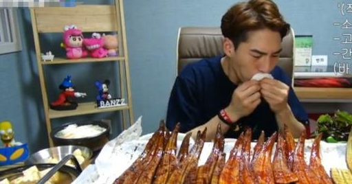 韩国小哥挑战30条鳗鱼，一举动引发争议，网友：别再吃了！(图4)