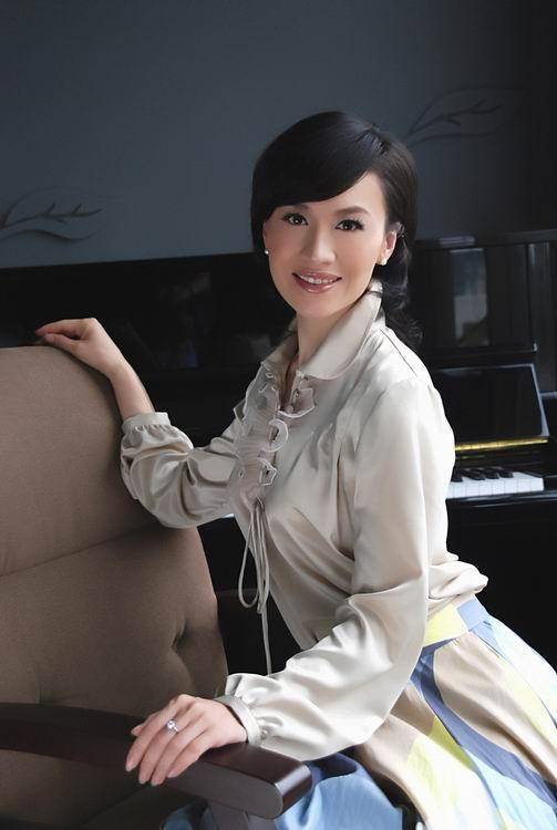 郑玥:温柔细腻的代表郑玥,陕西电视台的美女主持人,以其温柔细腻的