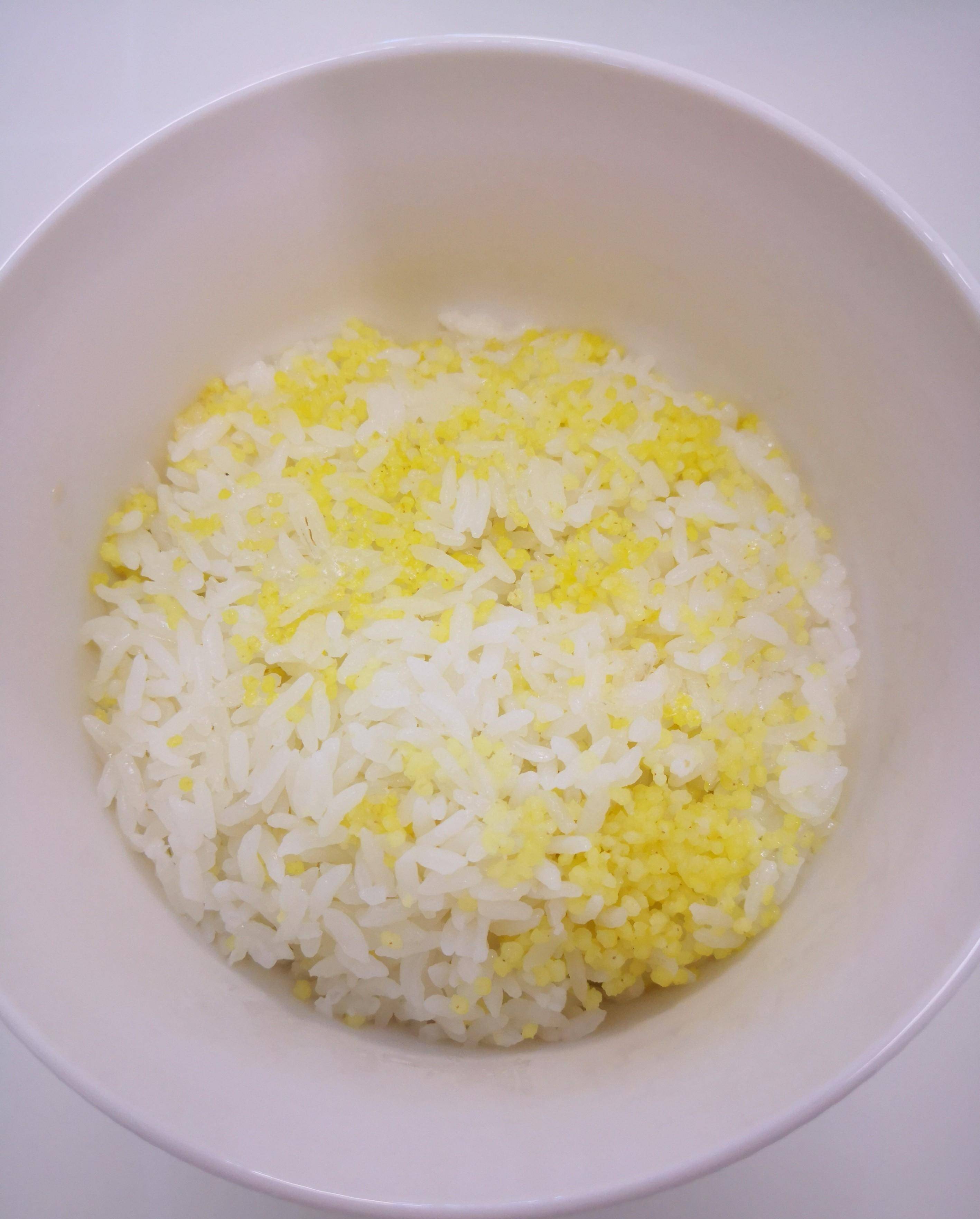 把米饭盛到碗里并铺平.这是早晨现焖的二米饭