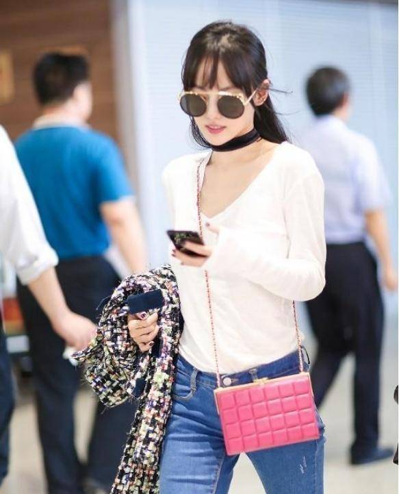 「碎斑」紧身牛仔裤搭配女装上衣,张嘉倪尽显迷人身材!