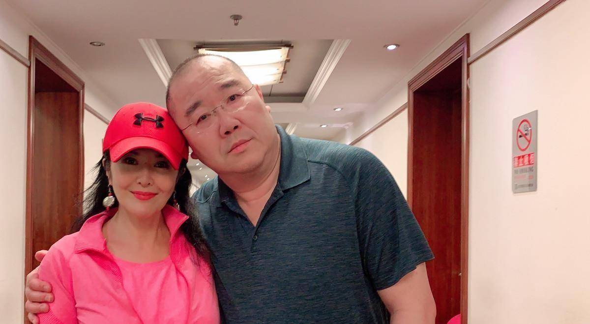 英达罕携绯闻女友现身!