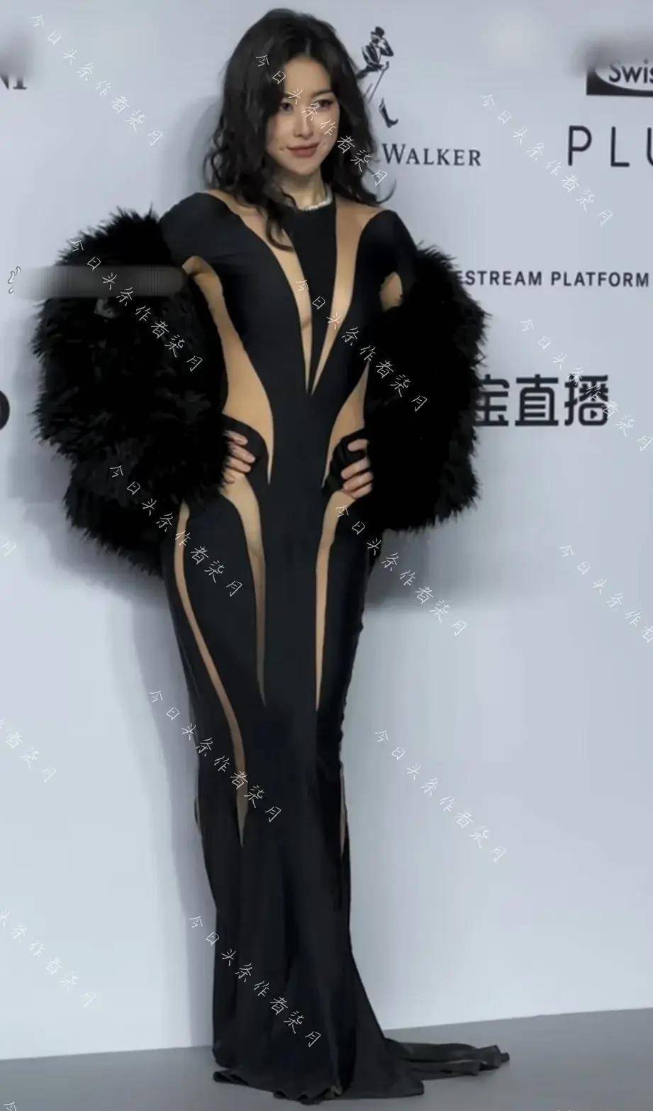 或许,在时尚圈里,不只是完美的外表,更需要的是内心的勇气和自信.