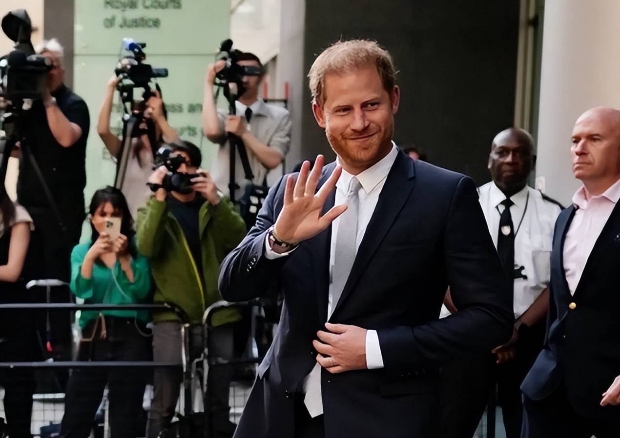 哈里王子赢了!告英国小报窃听胜诉「获赔132万」_哈利_胜利_电话