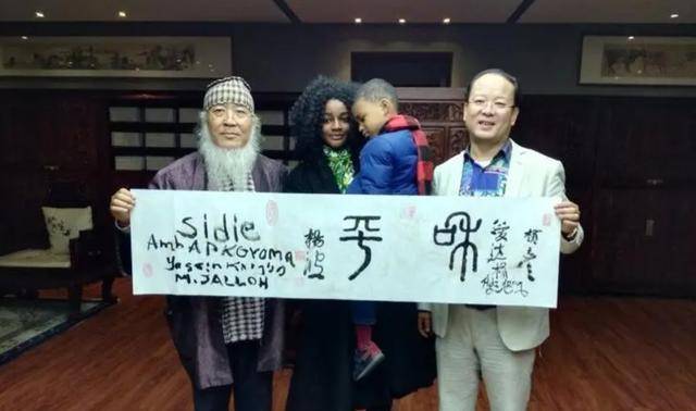 2011年,53岁画家杨彦娶21岁非洲学生,老来得子后为何剃度出家?