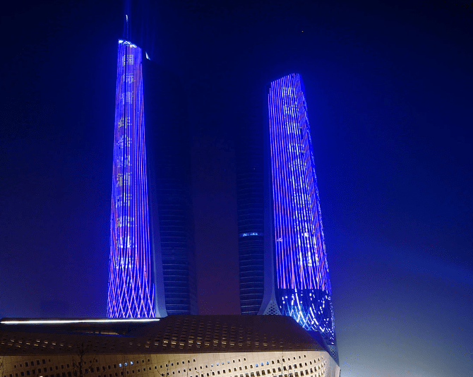 南京青奥中心双塔灯光秀广告合作,南京户外广告招商_优势_品牌_河西