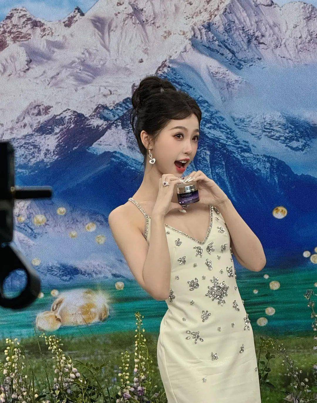 虞书欣近照暴瘦18斤,遭吐槽是饿瘦的没有塑形美,只吃柚子引争议