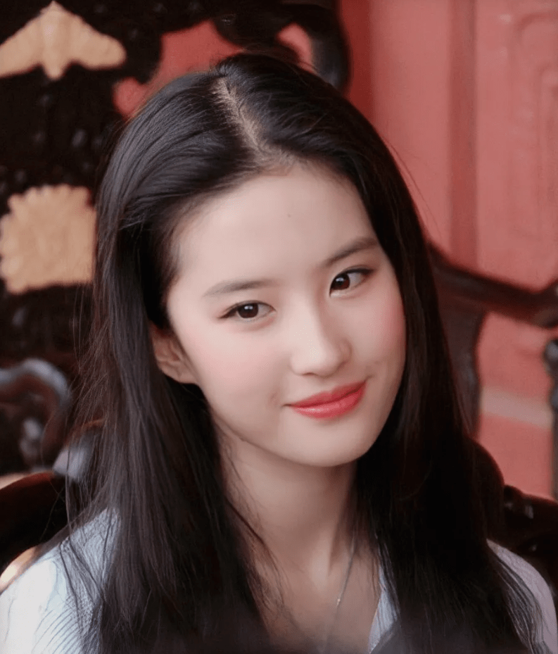 刘亦菲泰国行程知情人士解密,脸垮传闻一一打脸!_演艺_巅峰_传言