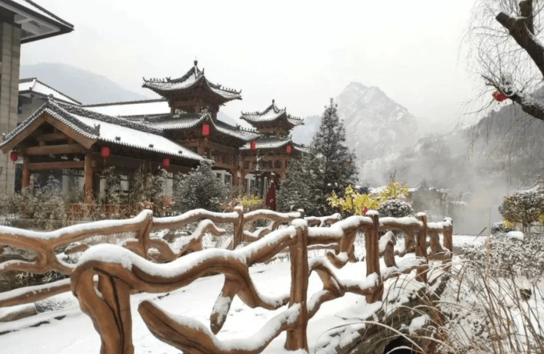 功能各異的溫泉湯池區清澈見底的天然溫泉水和太白山湯峪溫泉最為浪漫