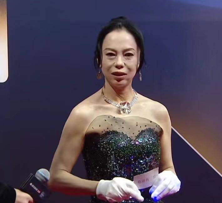 一向主打少女造型的黄绮珊,这次在红毯上也露出了本来面目.