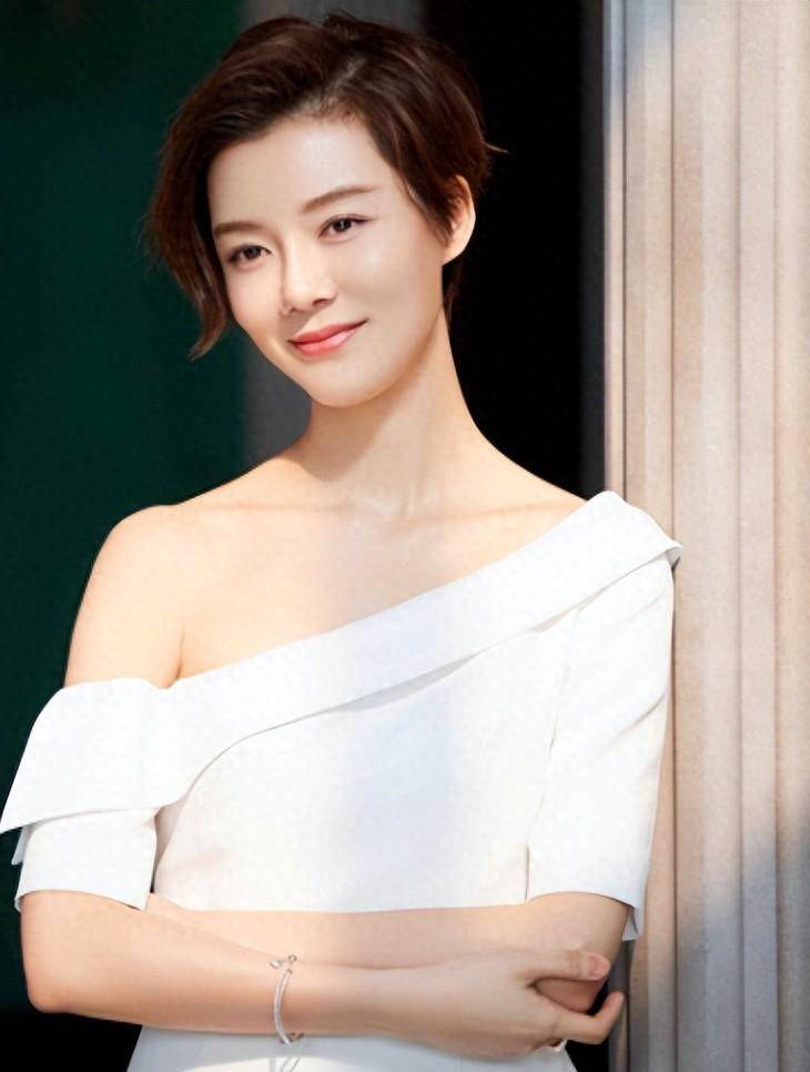 瞧她与江疏影的合照,简直是天然女神搭档自信美人,让人不禁想问,这