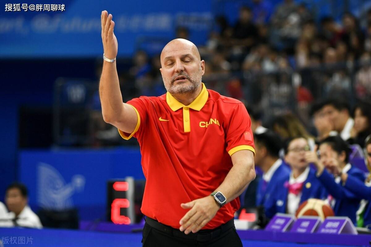 中国男篮主帅乔尔杰维奇辟谣执教意大利传闻，将继续担任主教练