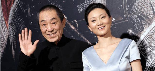 张艺谋妻子换发型!