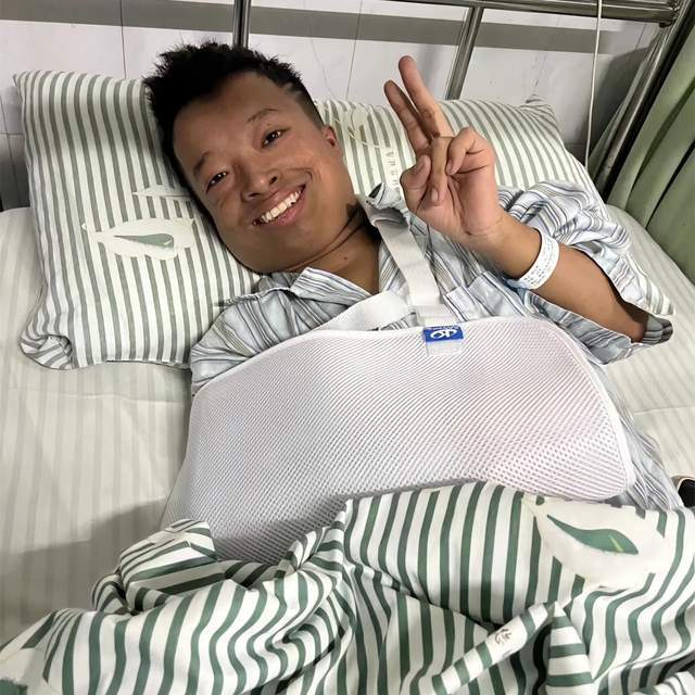 网红咖啡豆疑骨瘤恶化,携父母与小杨哥商讨,情绪受