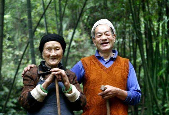 19歲小夥愛上大10歲寡婦,私奔深山50年,辛苦供養7