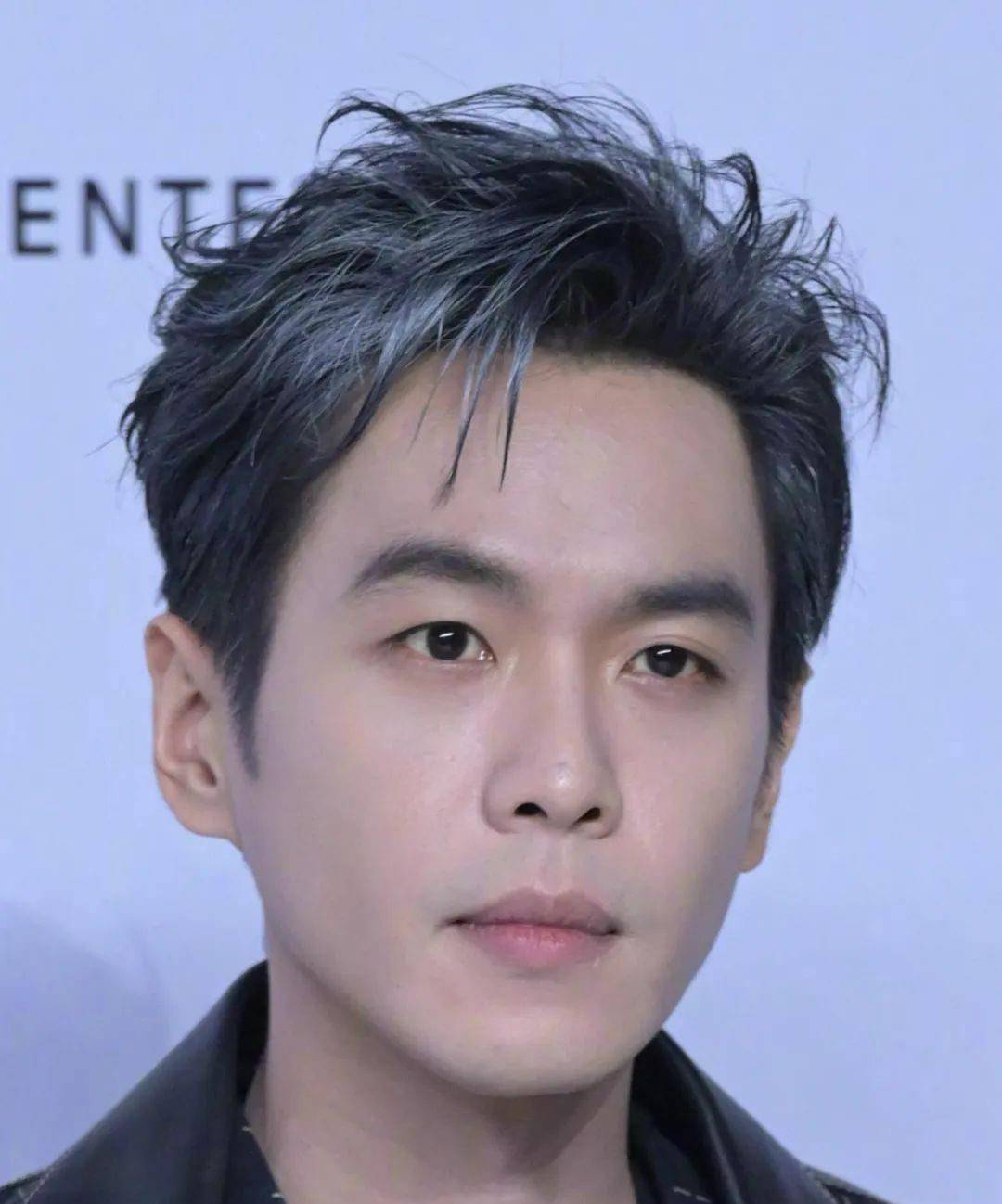 看到他,我就想起了上一代"标准"的帅哥,通常都是浓眉大眼,仪表堂堂.