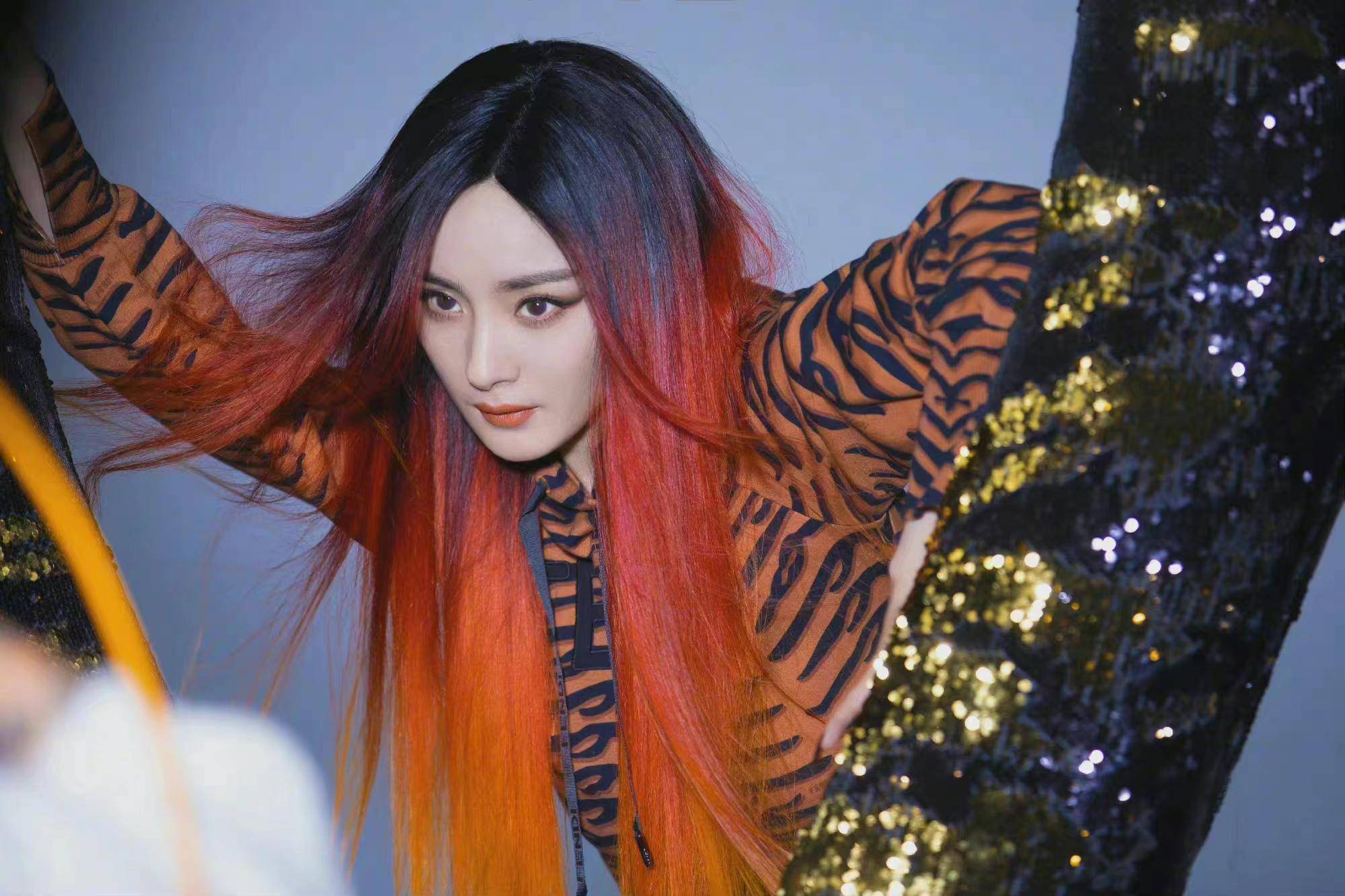 杨幂之前也是染发爱好者,无论是红色挂耳挑染还是漂染都尝试过.